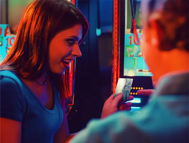 Man showing a woman his platinum card.